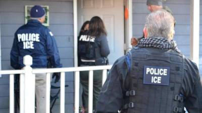 Agentes del Servicio de Inmigración y Aduanas llegan a una casa. Foto ICE/archivo.