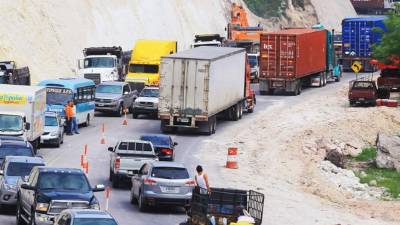 Por los trabajos de ampliación a cuatro carriles en la carretera entre Tegucigalpa y San Pedro Sula, en el tramo que pasa por Taulabé, se produce a diario un cuello de botella vehicular, pues por momentos se cierra el paso. Fotos: Wendell Escoto