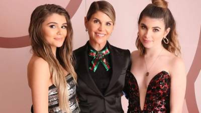 Lori Loughlin (c) y sus hijas Isabella Rose (d) y Olivia Jade Giannulli (i).