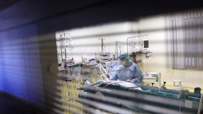 En esta foto de archivo, una enfermera atiende a un paciente de covid-19 en una llamada cama rotacional en la unidad de cuidados intensivos.