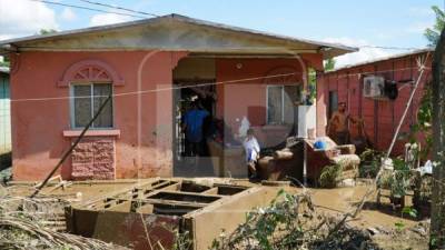 Una familia del municipio de La Lima al interior de su casa afectada por Eta.