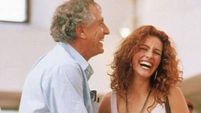 Garry Marshall junto a Julia Roberts en la filmación de 'Mujer Bonita'.