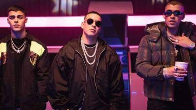 Daddy Yankee (c) y Bad Bunny (d) se unen en una remezcla de Lunay (i).