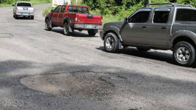 Llena de hoyos está la carretera de occidente. Foto: Mariela Tejada.