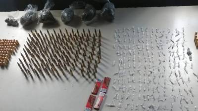 Parte de lo encontrado luego de la revisión en algunos módulos de la prisión.