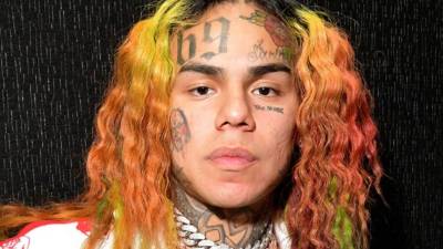 Tekashi enfrenta un futuro incierto. Los fiscales han dicho que corre el riesgo de ser asesinado o herido en la prisión porque la pandilla Nine Trey puede buscar venganza.
