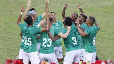 Los jugadores del Marathón celebran en el césped frente al Honduras Progreso. Fotos Neptalí Romero.