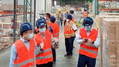 Ejecutivos de Huawei visitaron las instalaciones de la terminal de carga.