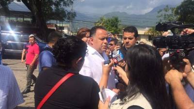 Momento en el que llegaba a votar el alcalde sampedrano Armando Calidonio.