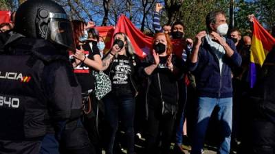 La gente grita consignas durante la manifestación contra un mitin político del partido de extrema derecha Vox. Foto AFP