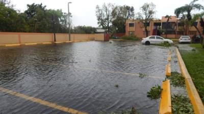 Vista de un estacionamiento tras el paso del huracán Irma, en el distrito de Kendall, en Miami, Florida. EFE