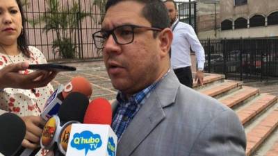 El abogado César Bonilla defenderá al oficial Leonel Sauceda.