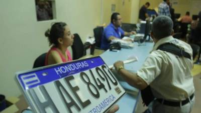 Imagen ilustrativa de hondureños realizando trámites de placa vehicular.