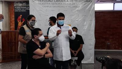 Momento en que vacunan al doctor Óscar Díaz en San Pedro Sula.