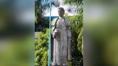 Estatua del padre José Trinidad Reyes en la Universidad Nacional Autónoma de Honduras.
