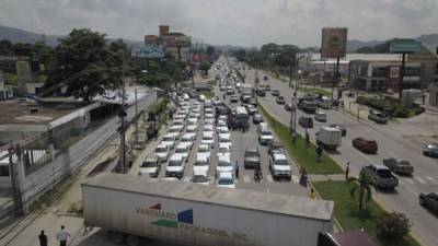 Una rastra atravesada en la carretera impide el paso a cientos de automóviles en San Pedro Sula.