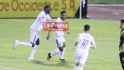 Alejandro Reyes celebra con sus compañeros del Olimpia el gol en el estadio Olímpico.