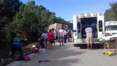 Vista general de un autobús accidentado en el tramo de la carretera Chetumal- Mahahual. EFE