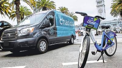 Bajo la gestión de Mark Fields, la automotriz estadounidense ha invertido en el desarrollo de vehículos de conducción autónoma y ha incursionado en el negocio de viajes en furgonetas y bicicletas compartidas.