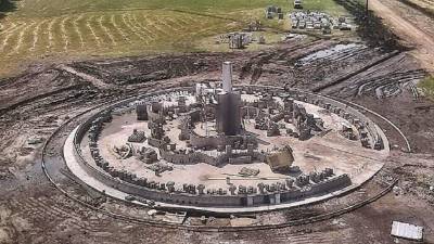 En el exterior se construye una enorme estatua de Poseidon.