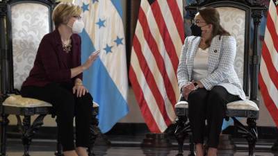 La embajadora estadounidense dialogando con la presidenta Xiomara Castro.