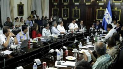 El presidente Juan Orlando Hernández se reunió con representantes de instituciones que forman parte del Sinager y miembros del sector privado para hacerle frente al coronavirus.