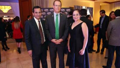 Juan José Cruz, el embajador James Nealon y Mey Hung.