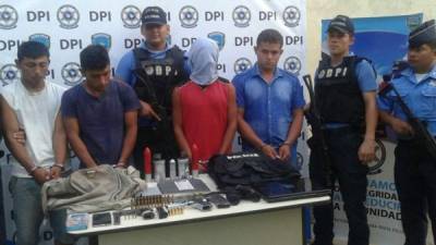 Los capturados Juan David Padilla Flores, Óscar Alexis Vásquez Mendoza, Marlon David Benítez López y un menor de edad.