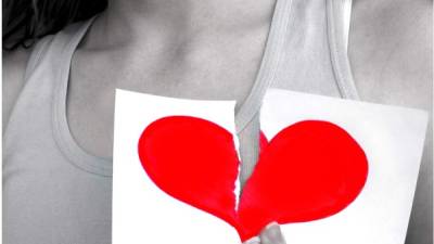 Las causas de un corazón roto en el adulto son propiamente las rupturas de relaciones estables o matrimonios.