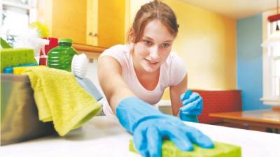 Las esponjas que se utilizan para limpiar los platos y repisas son una de las cosas más sucias en tu casa.