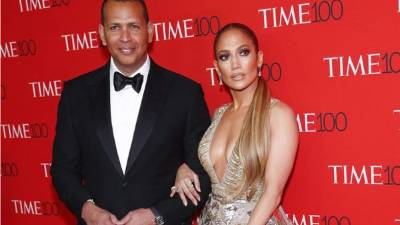 JLo llegó bien acompañada de su novio, Alez Rodríguez.// Foto EFE.