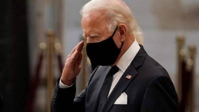 El exvicepresidente de Estados Unidos y precandidato demócrata a la Casa Blanca, Joe Biden, fue registrado este lunes al saludar con honor militar el féretro del excongresista y líder de los derechos civiles John Lewis, en la rotonda principal del Capitolio estadounidense.