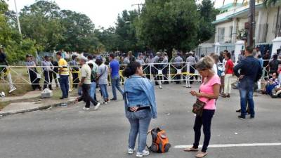 Miles de cubanos están varados en San José.