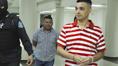 Isaías Cruz Moreno cuando era escoltado por un policía.