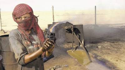 Una refinería improvisada en la zona de Deir ez Zor, que los rebeldes controlan y que estaba a cargo de Abu Sayyaf.