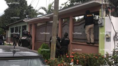 Agentes hondureños durante la ejecución de la operación en la ciudad de San Pedro Sula, departamento de Cortés, zona norte de Honduras.