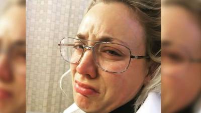 A días de su boda Kaley Cuoco, actriz de 'The Big Bang Theory', tuvo que pasar por el quirófano.