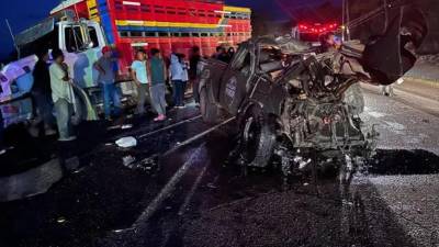 El vehículo militar quedó prácticamente desecho a raíz del encontronazo.