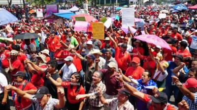 La movilización de los obreros en San Pedro Sula finalizó en el parque central, en la tercera avenida. Foto: Amílcar Izaguirre