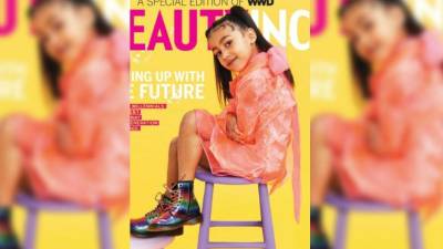 La revista destaca el sentido de moda de la niña.