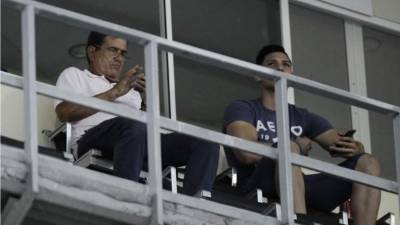 Pinto en el palco del recinto sampedrano junto al defensor Jeffy Flores.