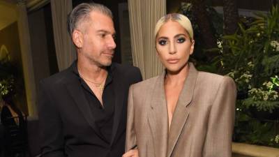 Lady Gaga junto a su prometido Christian Carino (i). AFP