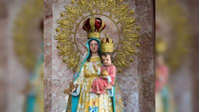 La escultura de la virgen María Auxiliadora aparece siempre cargando al niño Jesús.