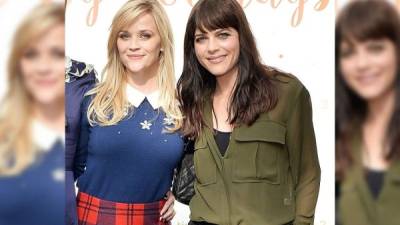 Las estrellas de 'Legalmente Rubia' Reese Witherspoon (i) y Selma Blair (d).