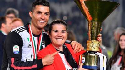 El futbolista portugués del Juventus Cristiano Ronaldo junto a su madre Maria Dolores dos Santos Aveiro, tras ganar el título de la Serie A italiana.