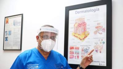 El dermatólogo Cándido Mejía dijo que el uso de las mascarillas también provoca rosácea e incrementa el acné.
