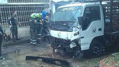 El camión donde se transportaban los policías quedó destruído.