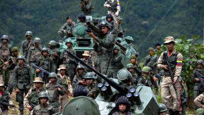 Tropas venezolanas portando varias armas asisten a la conferencia de prensa dada por el ministro de Defensa. AFP