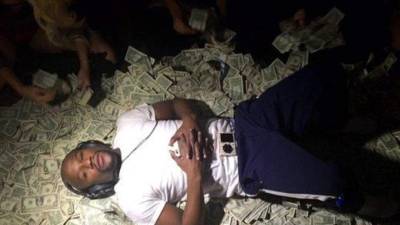 Myweather hace de las suyas derrochando su dinero.