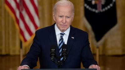 El presidente de los Estados Unidos, Joe Biden, hacIENDO una declaración desde el salón este de la Casa Blanca sobre la invasión de Rusia a Ucrania.
